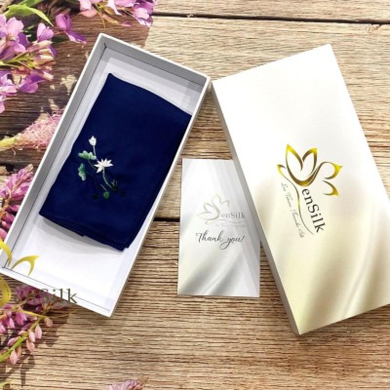 Khăn Tay Lụa Thêu Tơ Tằm SenSilk – Vẻ đẹp truyền thống hòa quyện trong từng đường kim mũi chỉ