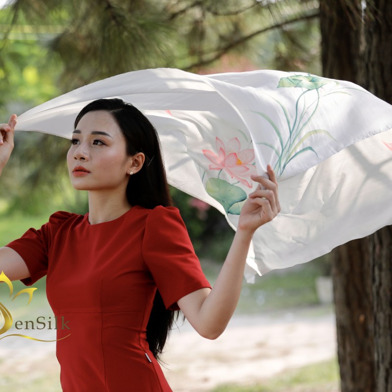 Khăn Lụa Vẽ Tay Lotus Sen Silk – Quà Việt Nam Cho Khách Nước Ngoài