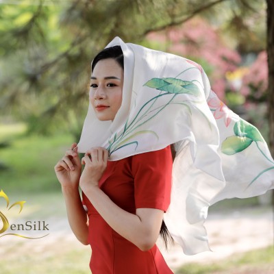 Khăn Lụa Vẽ Tay Lotus Sen Silk – Quà Việt Nam Cho Khách Nước Ngoài