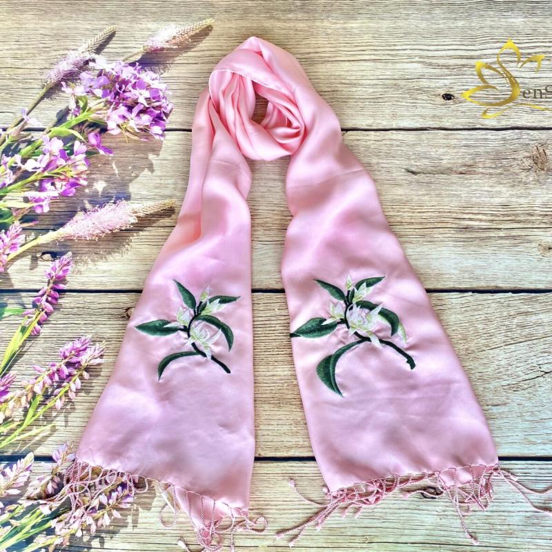 ✨ Khăn lụa Ngọc Lan – Hương sắc Việt trong từng sợi tơ