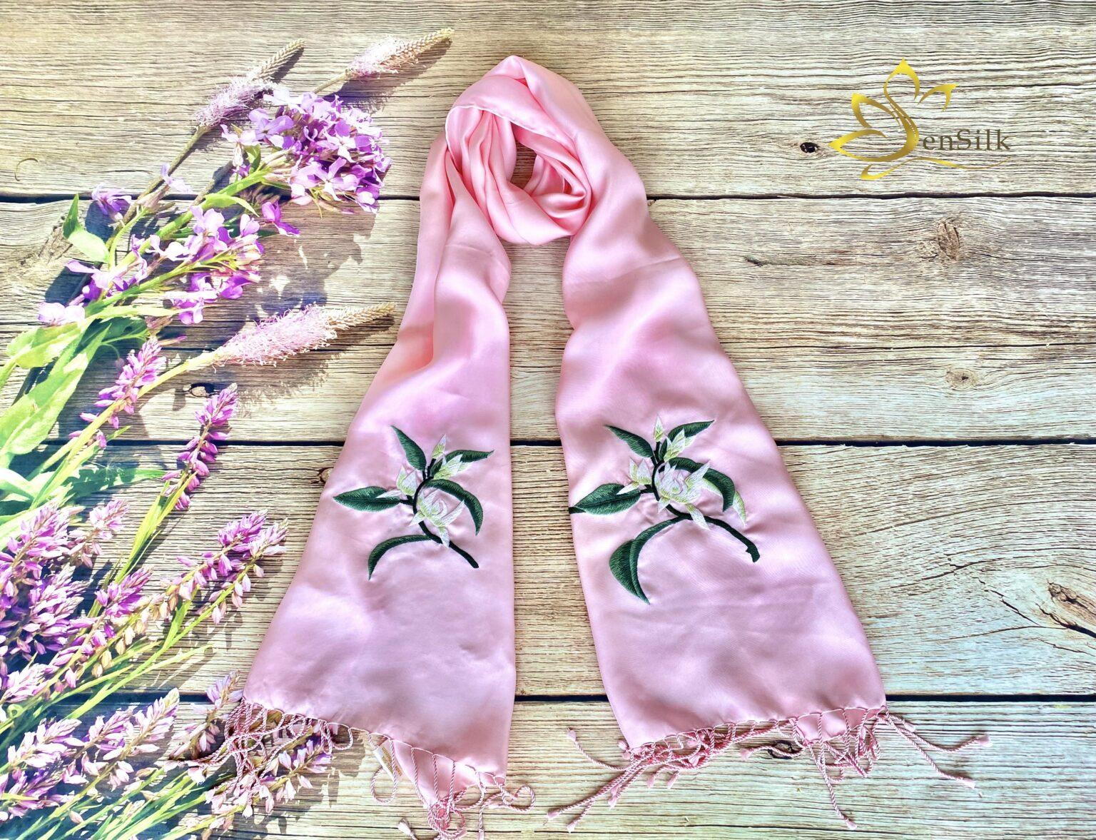 ✨ Khăn lụa Ngọc Lan – Hương sắc Việt trong từng sợi tơ