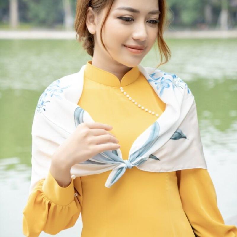 🌸 KHĂN LỤA VUÔNG VẼ TAY 75x75CM – KHOẢNH KHẮC NGHỆ THUẬT DÀNH RIÊNG CHO BẠN 🌸