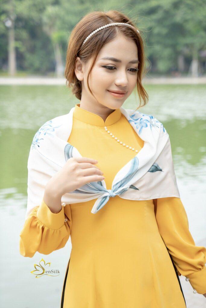 🌸 KHĂN LỤA VUÔNG VẼ TAY 75x75CM – KHOẢNH KHẮC NGHỆ THUẬT DÀNH RIÊNG CHO BẠN 🌸