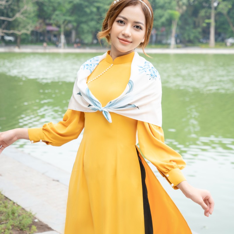 Khăn Lụa Thời Trang Vẽ Hoa Thủy Tiên Sen Silk - Quà Tặng Doanh Nghiệp