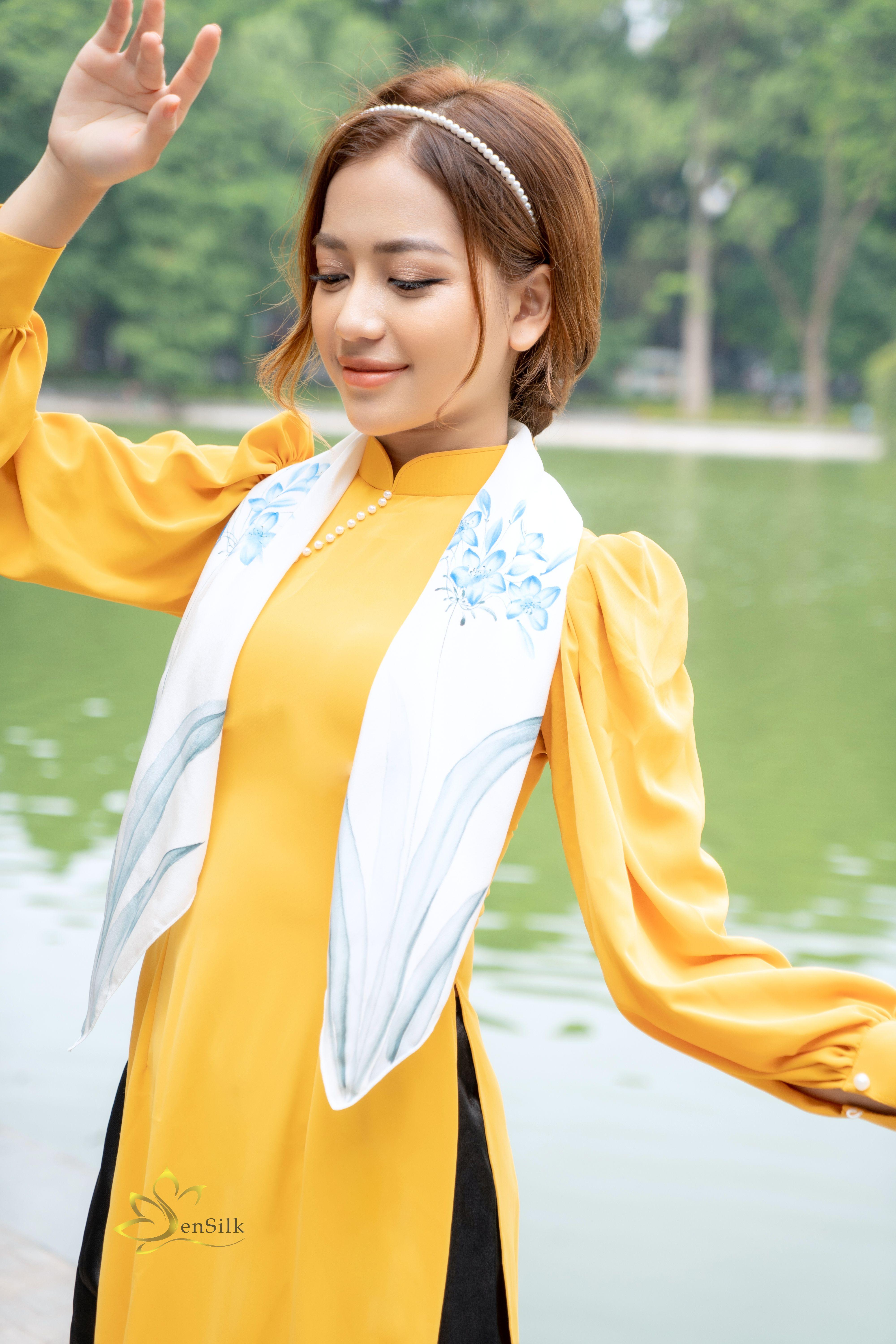 Khăn Vuông Vẽ Tay 75