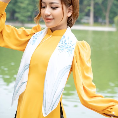 Khăn Lụa Thời Trang Vẽ Hoa Thủy Tiên Sen Silk - Quà Tặng Doanh Nghiệp