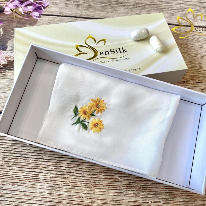 ✨ Khăn tay thêu hoa dã quỳ – Ánh sáng của niềm tin và hy vọng ✨